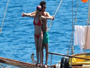 HANDE YENER'DEN TİTANİC POZU