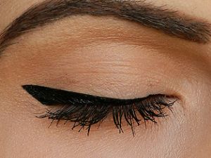 Göze Eyeliner Çekmenin Püf Noktaları