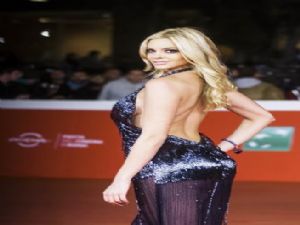 KOMŞU'NUN GÜZELİ DE KIRMIZI HALI DA