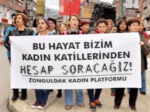 KADIN YÜRÜYÜŞÜNDE ''BOMBA PATLAYACAK ''PANİĞİ