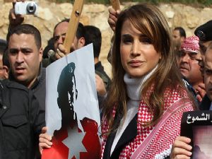 KRALİÇE TERÖR PROTESTOSUNA KATILDI