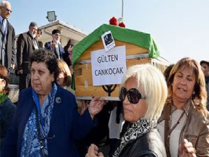 Gülten Akın son yolculuğuna kadınların omuzlarında uğurlandı