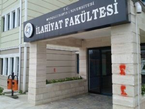 YIKILAN ATATÜRK BÜSTÜ İÇİN EYLEM