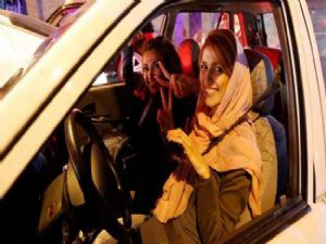 BAŞÖRTÜSÜ TAKMAYAN ARABA KULLANAMAYACAK