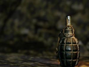 TARTIŞTIĞI EŞİNE EL BOMBASI ATTI