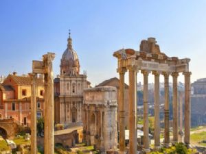 Roma'da 1800 yıllık sütuna adını yazdı