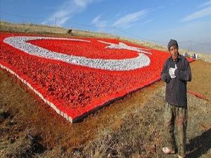 ŞEHİTLER İÇİN TAŞLARDAN DEV TÜRK BAYRAĞI YAPTI
