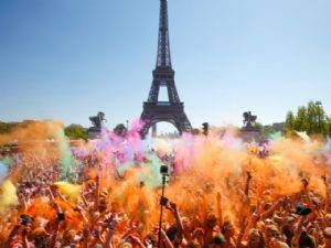 Paris te renkli koşu etkinliği