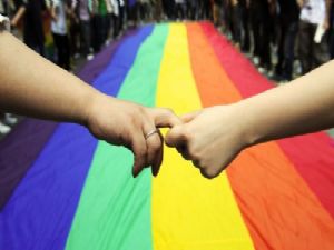 Kosova Cumhurbaşkanı LGBTİ Yürüyüşüne Katıldı