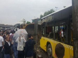 İstanbul'da kamyon metrobüs yoluna girdi, seferler durdu