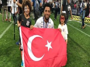 Colin Kazım şampiyonluğu Türk bayrağıyla kutladı