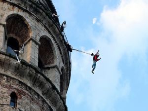 Galata Kulesi'den 'atladı'
