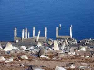 Baraj suları çekilince mezarlık ortaya çıktı