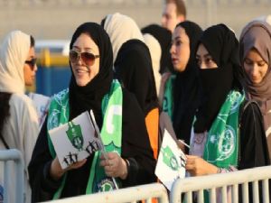 Suudi Arabistan'da kadınlar ilk kez stadda maç izledi